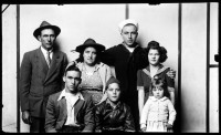 http://www.bernalespacio.com/files/gimgs/th-47_Mike Disfarmer Festus and Violet Pettus with Walter Pettus and wife Thelma (backrow), Wendell, Marion and Joann (front row) 1945.jpg